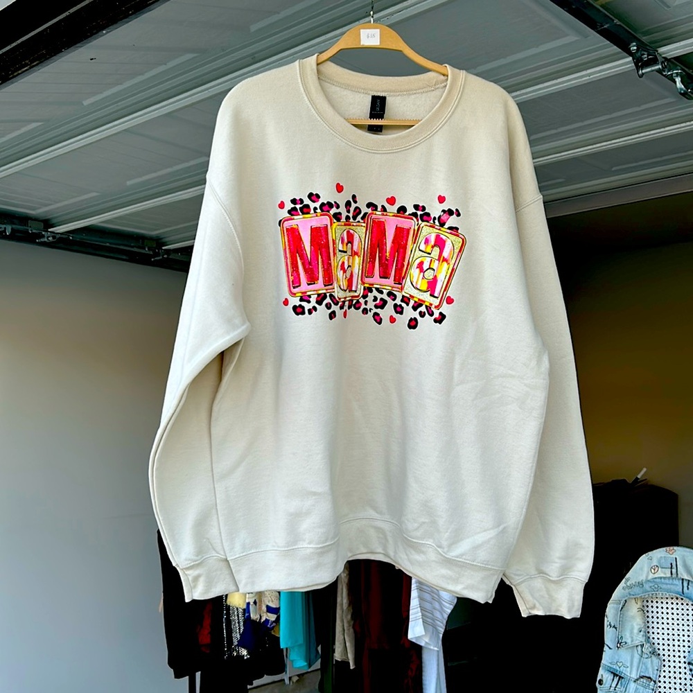 Sweater with Mama print design